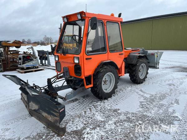 Redskapsbärare Holder C6000 med Vikplog och sandspridare