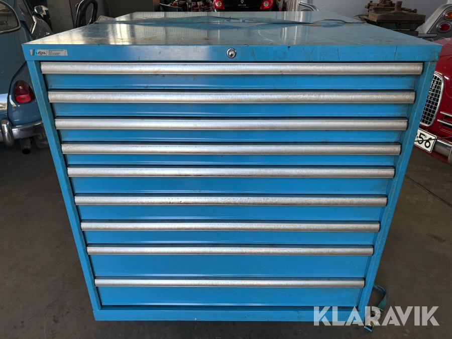 Skåp med diverse redskap och verktyg