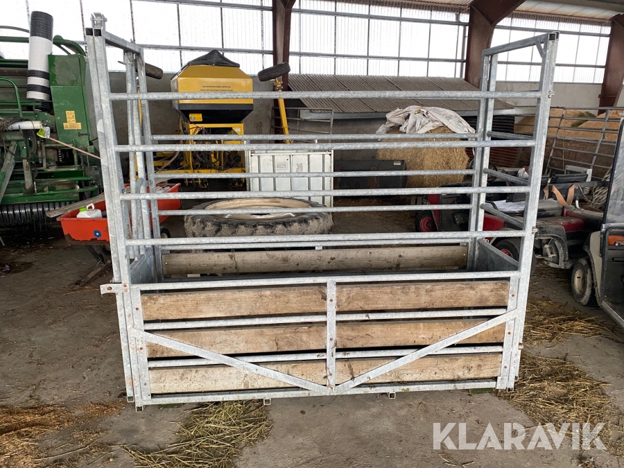 Behandlingsbur för nötkreatur