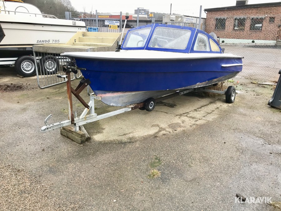 Båt med motor och kärra