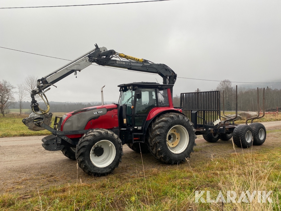 Traktor Valtra  XM150-4 med vagn och kran