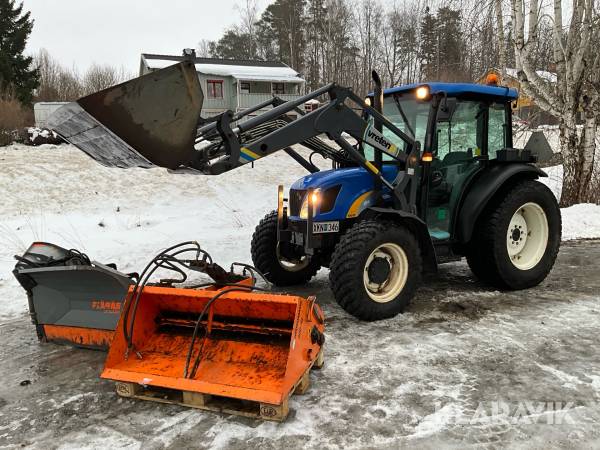 Traktor New Holland TN60DA med skopa, vikplog och sandspridare