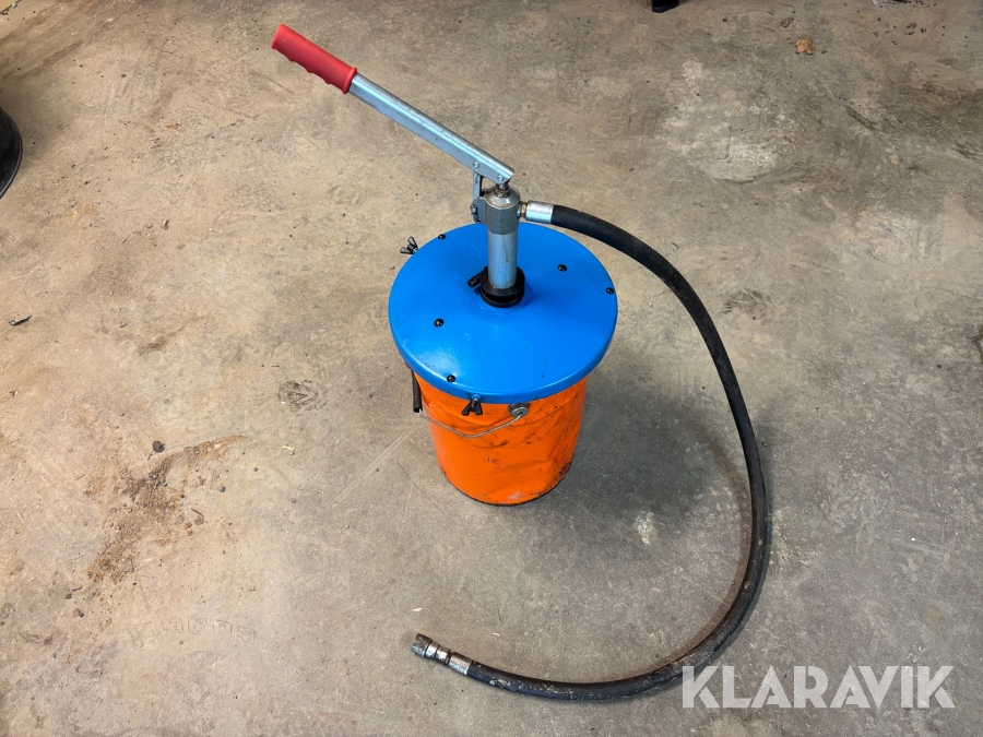 Pump för centralsmörjning till entreprenadmaskiner