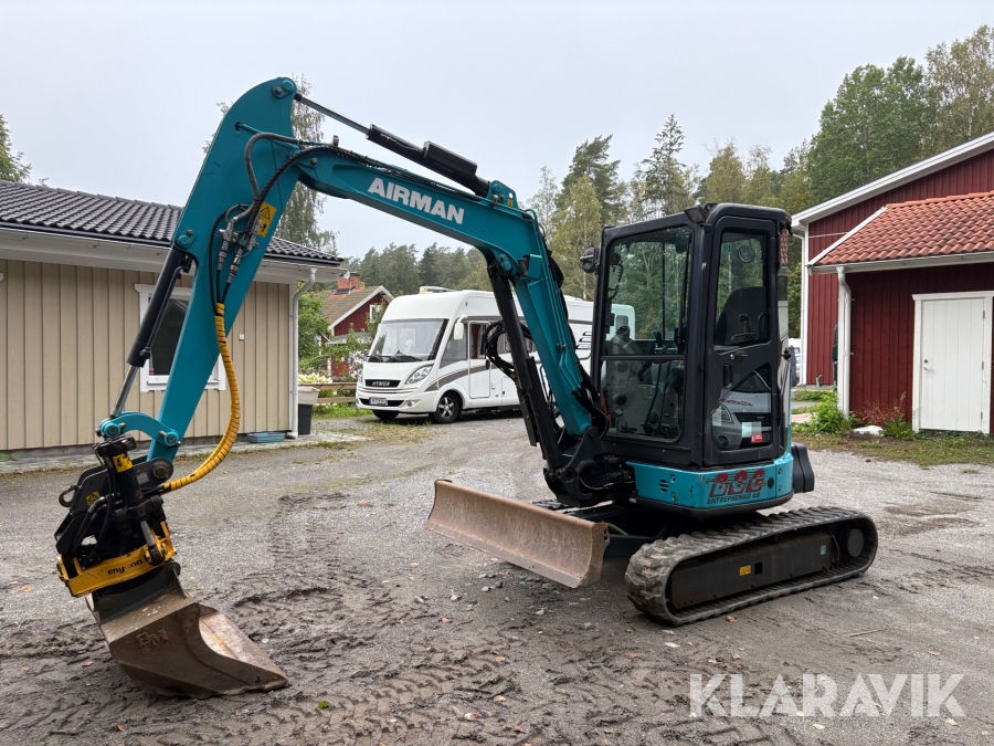 Grävmaskin Airman AX38U-6A med flera redskap