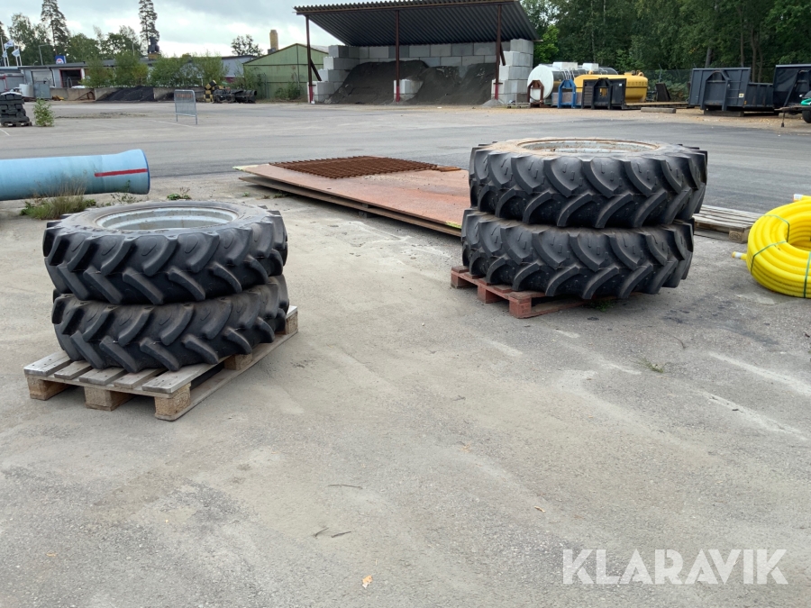 Däck med fälg till traktor