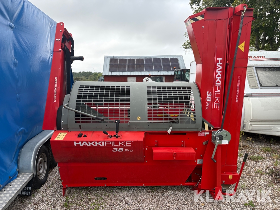 Vedprocessor HakkiPilke 38 Pro med HakkiFeed 422 matarbord