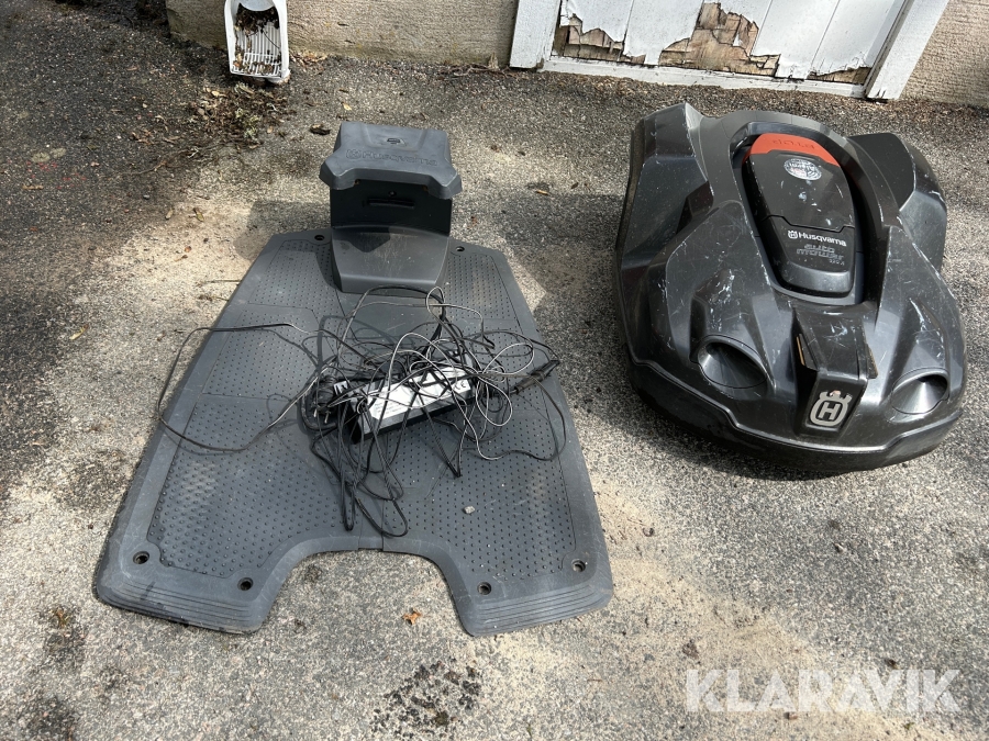 Robotklippare Husqvarna Auro Mower 330 X med laddstation