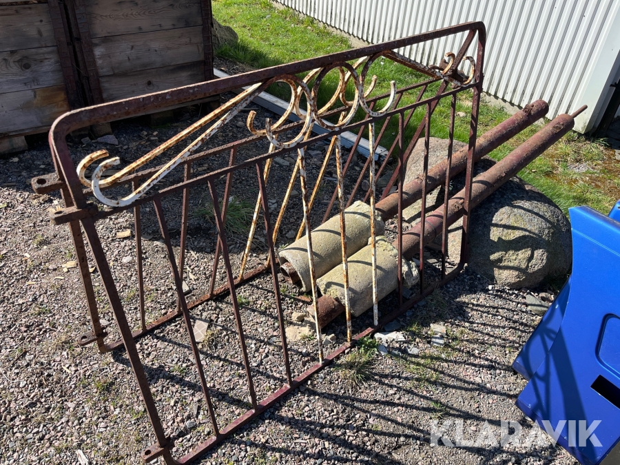 Smidesgrindar med stolpar