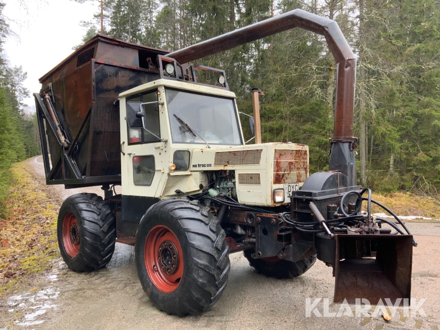 Traktor MB Trac 800 med flishugg och högtippande balja