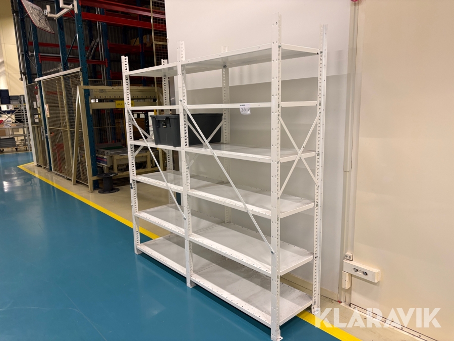 Lagerhylla med förvaringslådor