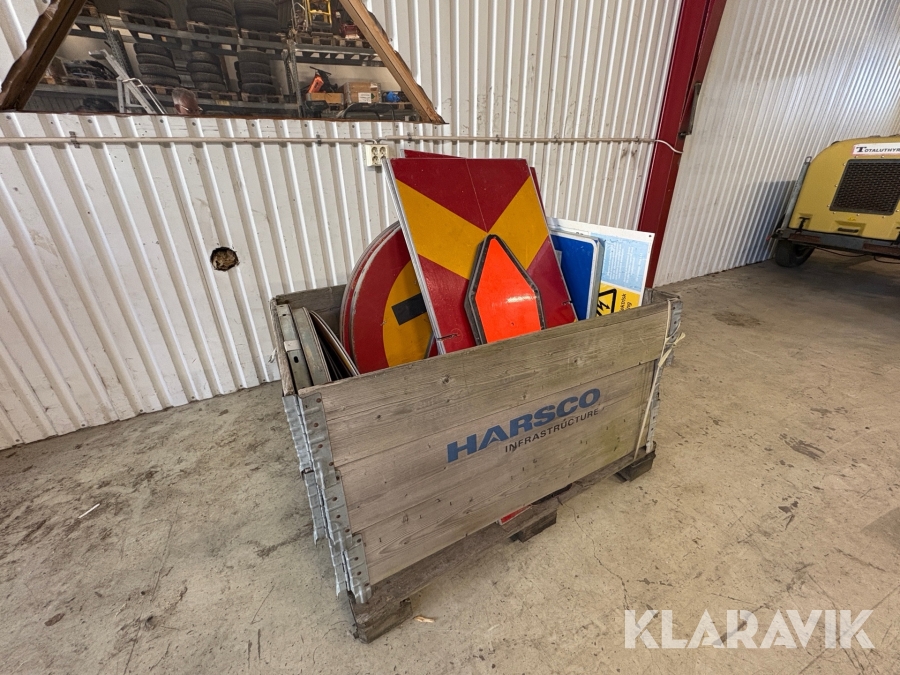 Parti med blandade vägskyltar