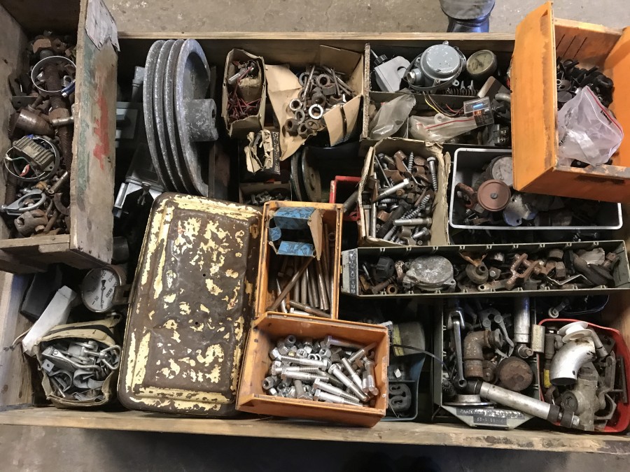 Diverse skruv, remskivor, kopplingar mm