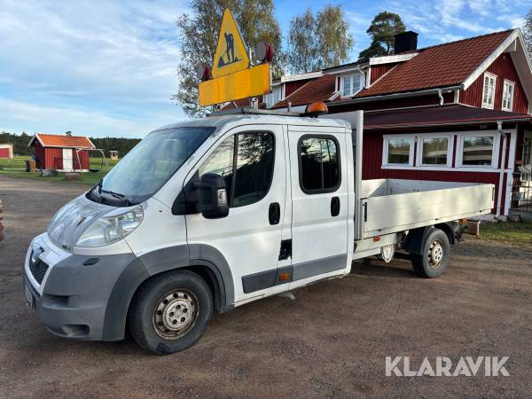 Flakbil Peugeot Boxer dubbelhytt vägarbete