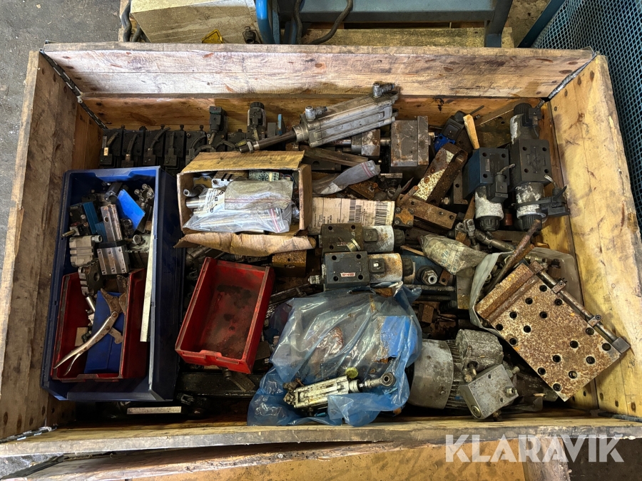 Diverse låda med hydraulikkomponenter