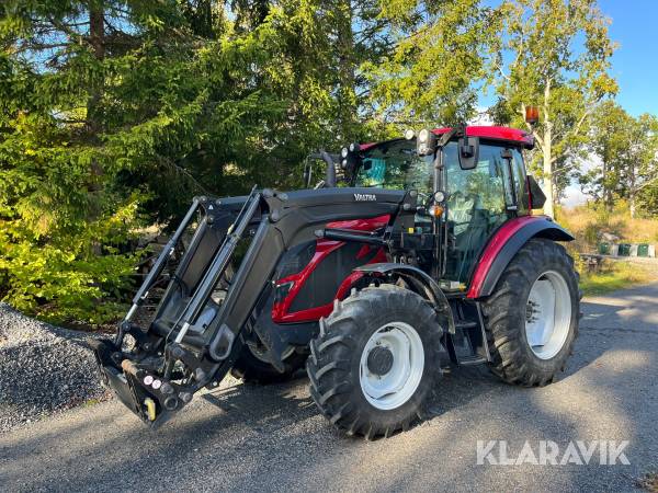 Traktor Valtra A84 med lastare & vikplog