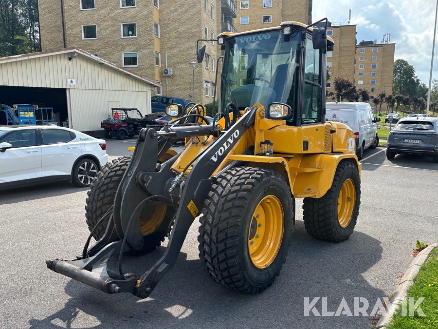 Hjullastare Volvo L30G inklusive gafflar, plog och skopa