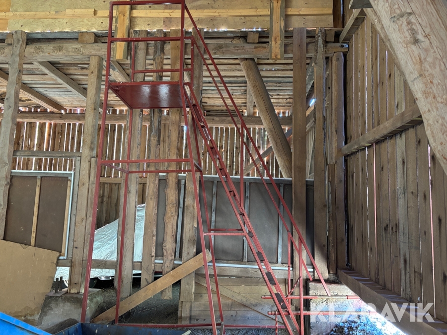 Stege med plattform och räcke rullbar