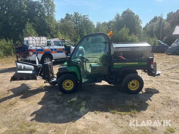 Plogutrustad John Deere Gator XUV 855D med sandspridare och plogblad Hilltip