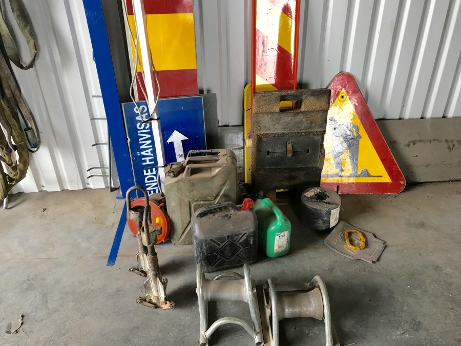 Diverse skyltar, rörtillbehör mm