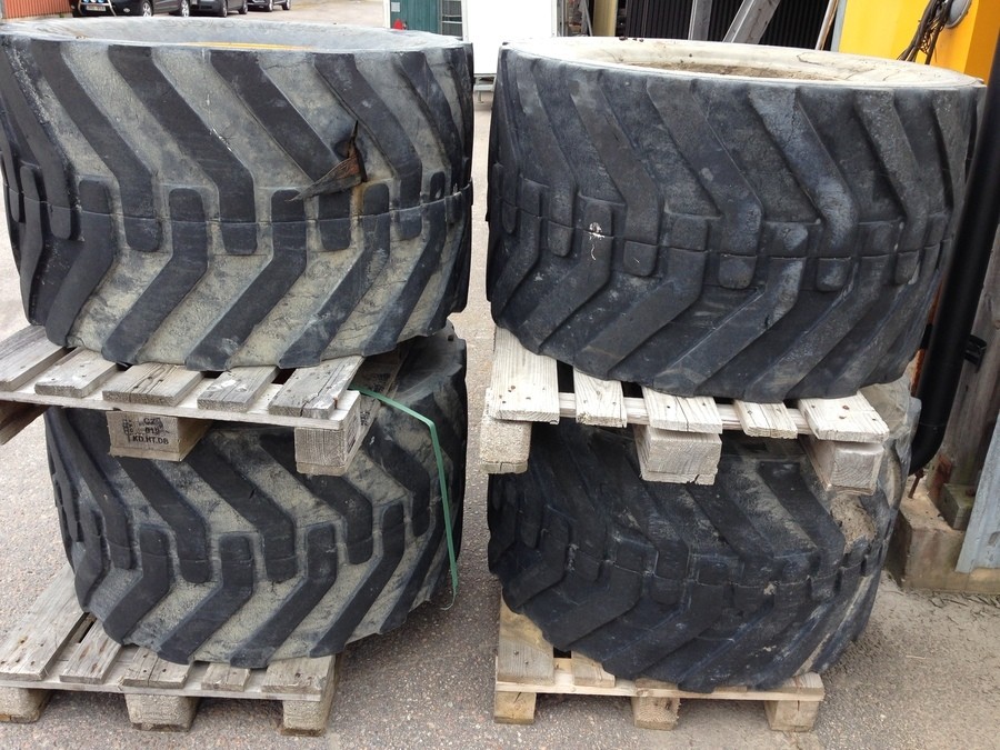 Däck till grävmaskin / hjulgrävare