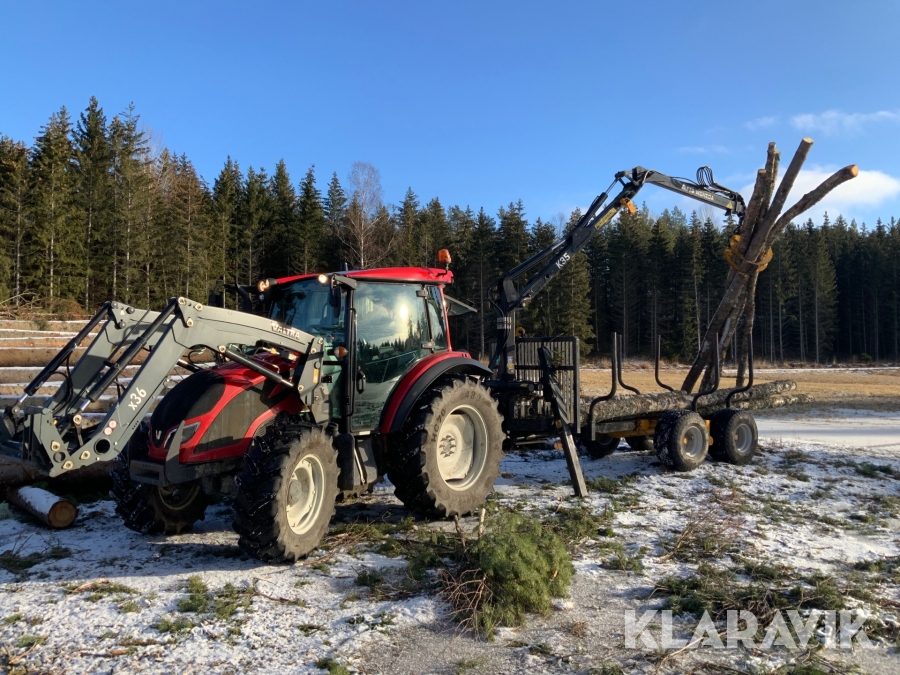 Traktor Valtra A94 SH med skogsvagn Moheda M91