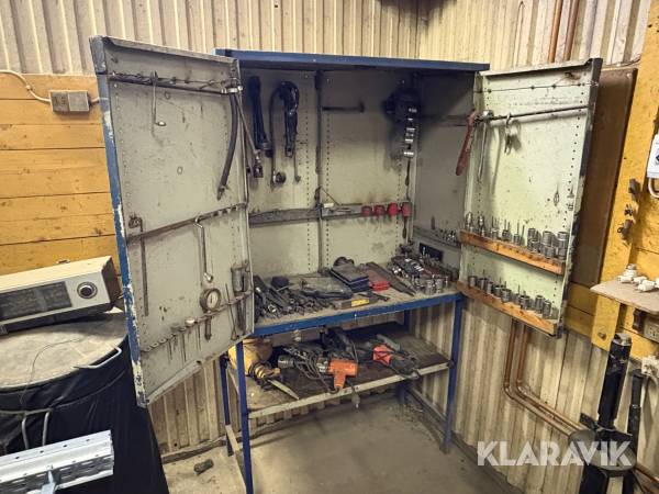 Verktygsskåp med verktyg