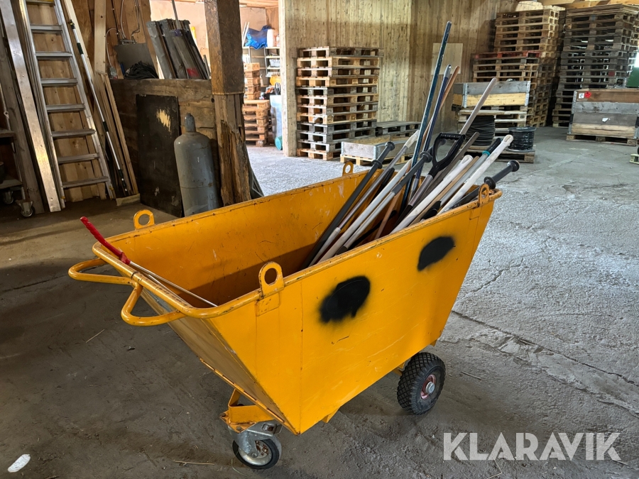 Diverse redskap med vagn