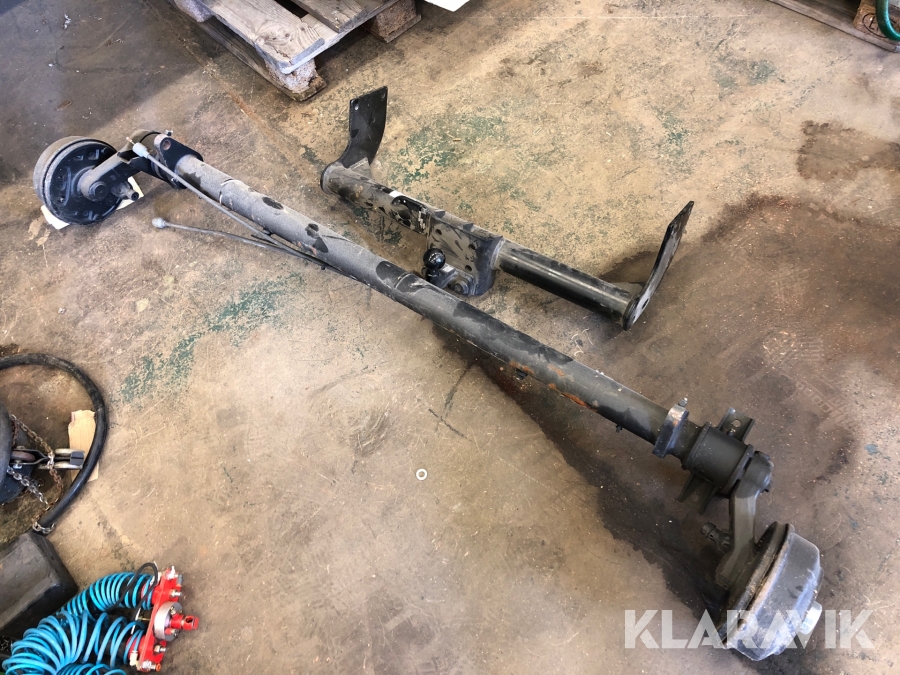 Släpvagnsaxel och dragkroksbalk 