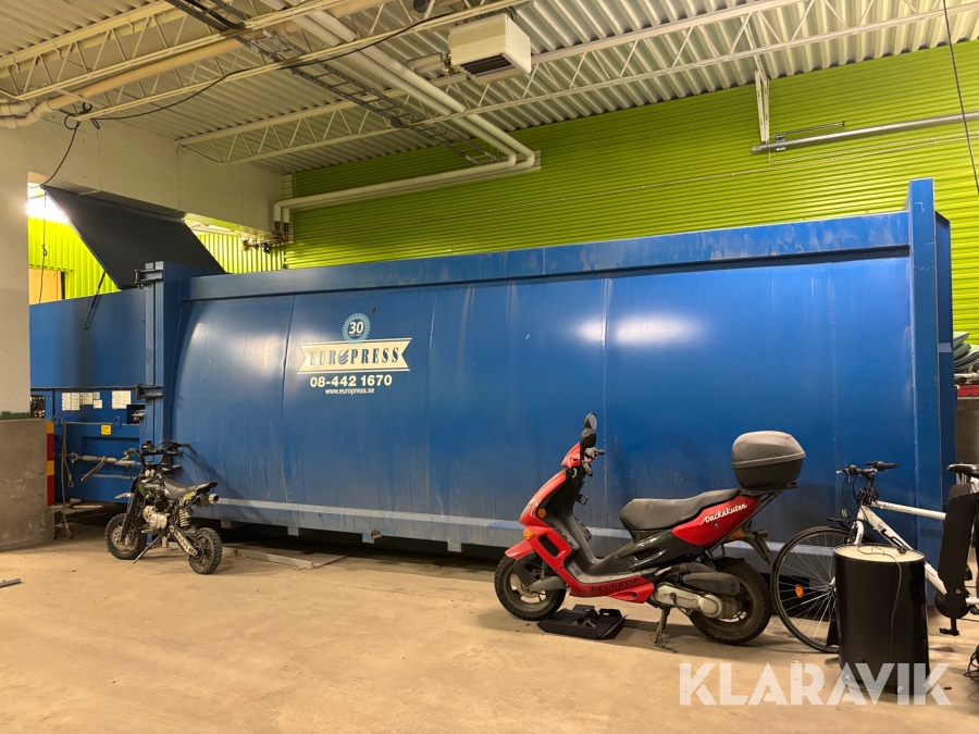 Komprimator Europress DuoMax med container på lastväxlararm