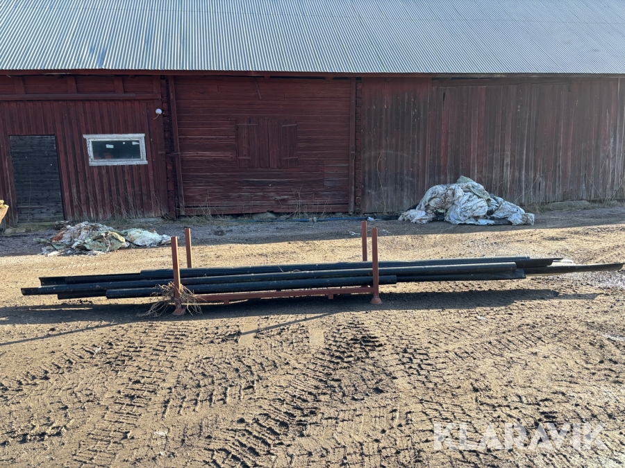 Diverse stuprör och hängrännor med materialhäck