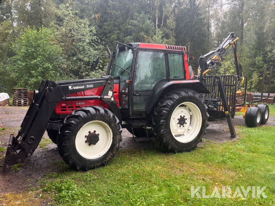 Traktor Valmet 6400 HI-Trol med skogsvagn och frontlastare