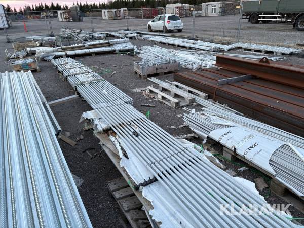 Stort parti med gängstänger och bultar