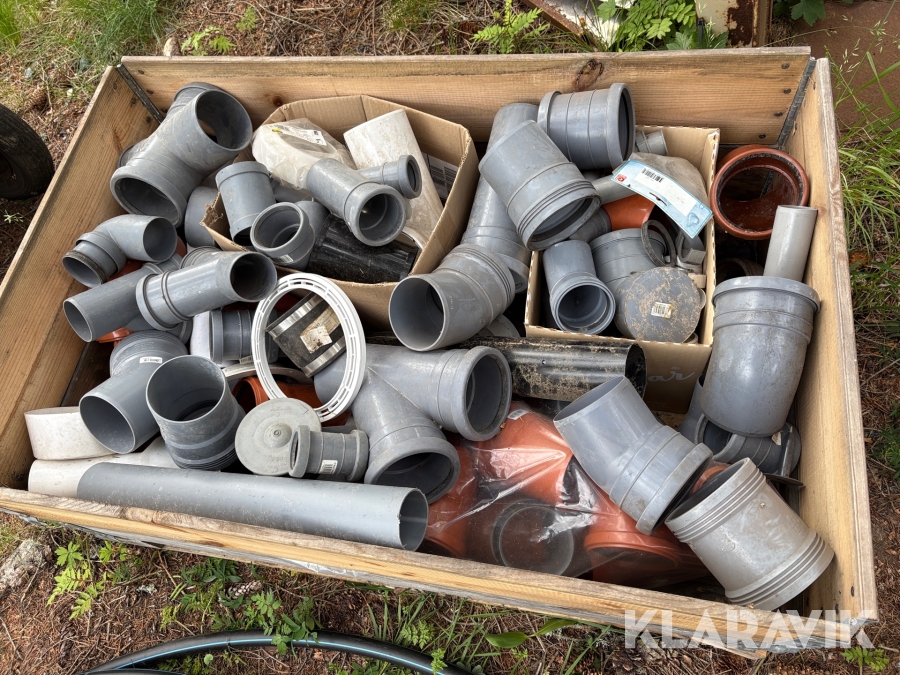 Bland pall med rörmuffar, koppling och slang
