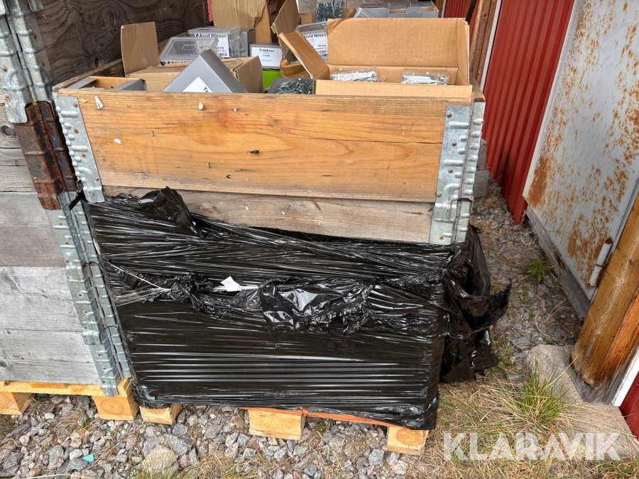 En pall med diverse träskruvar