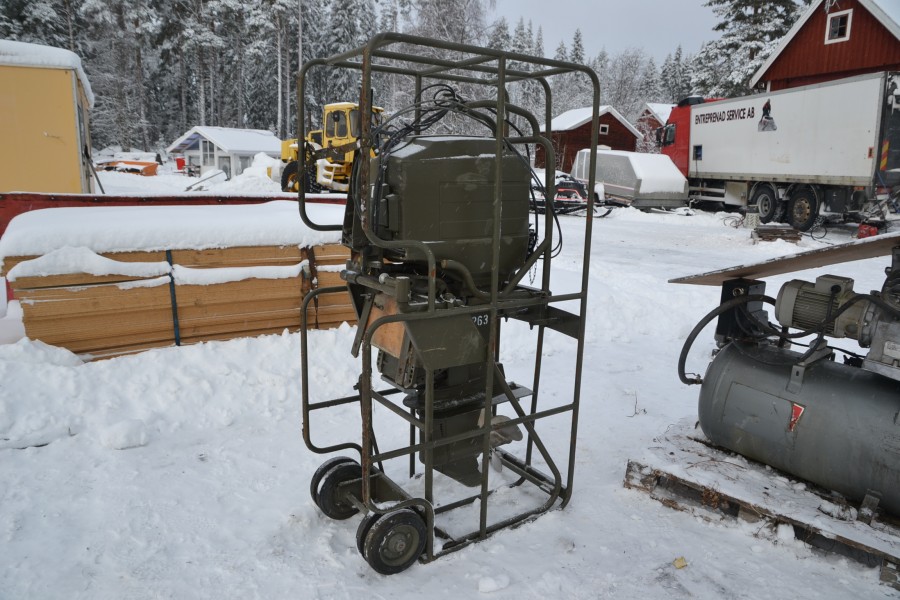 Båtmotor med stativ