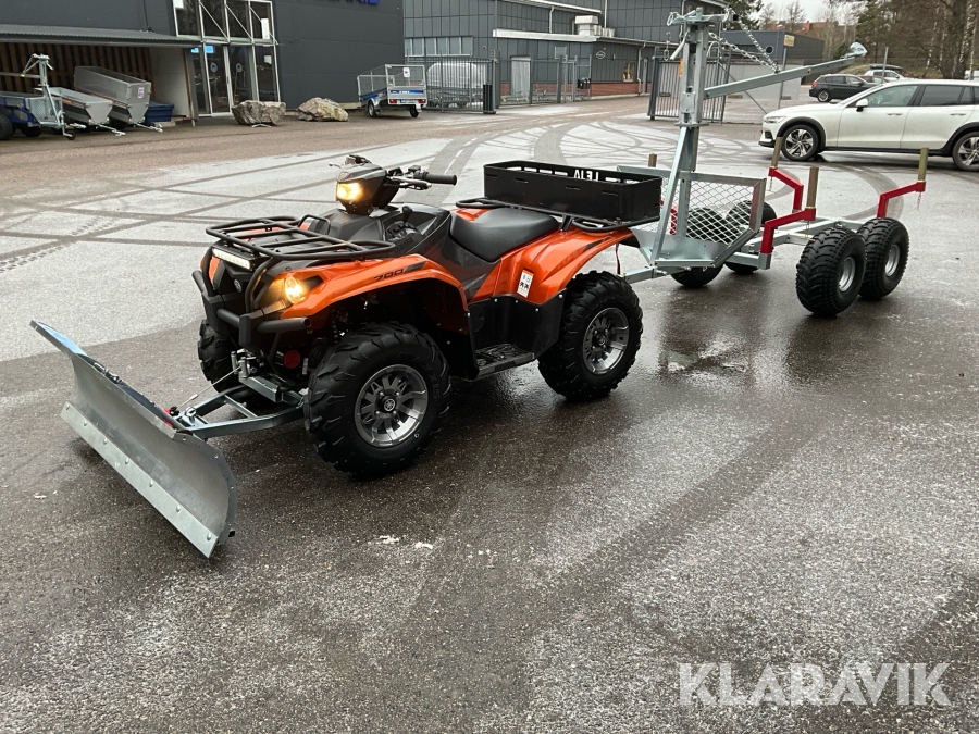 Fyrhjuling Yamaha Kodiak 700 Special Edition med snöblad och timmerkärra