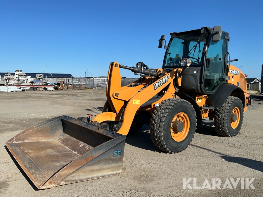 Hjullastare Case 321F med flera redskap