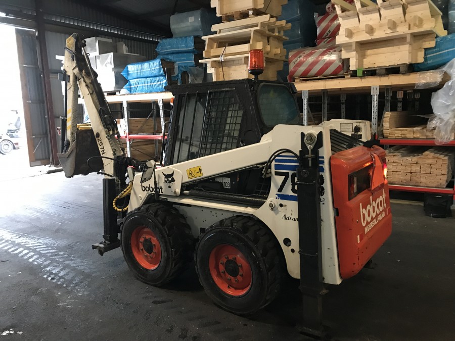 Kompaktlastare m grävaggregat