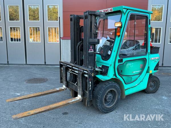 Truck Mitsubishi FD30K med gaffelspridning och sidoförskjutning