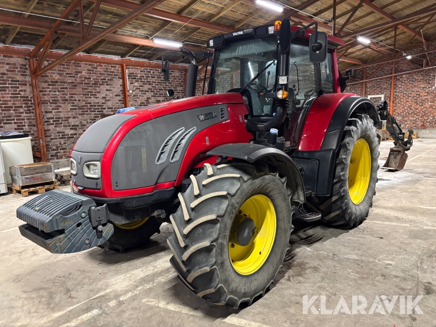 Traktor Valtra T153 med grävaggregat