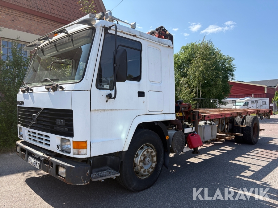 Veteranlastbil Volvo FL7 med tillbehör