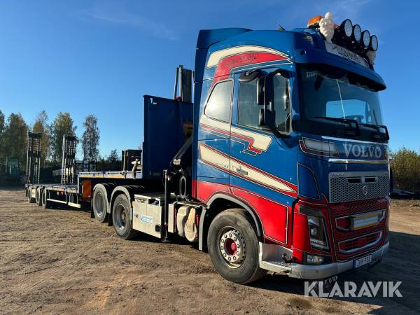 Dragbil Volvo FH16 750 med kran och trombontrailer