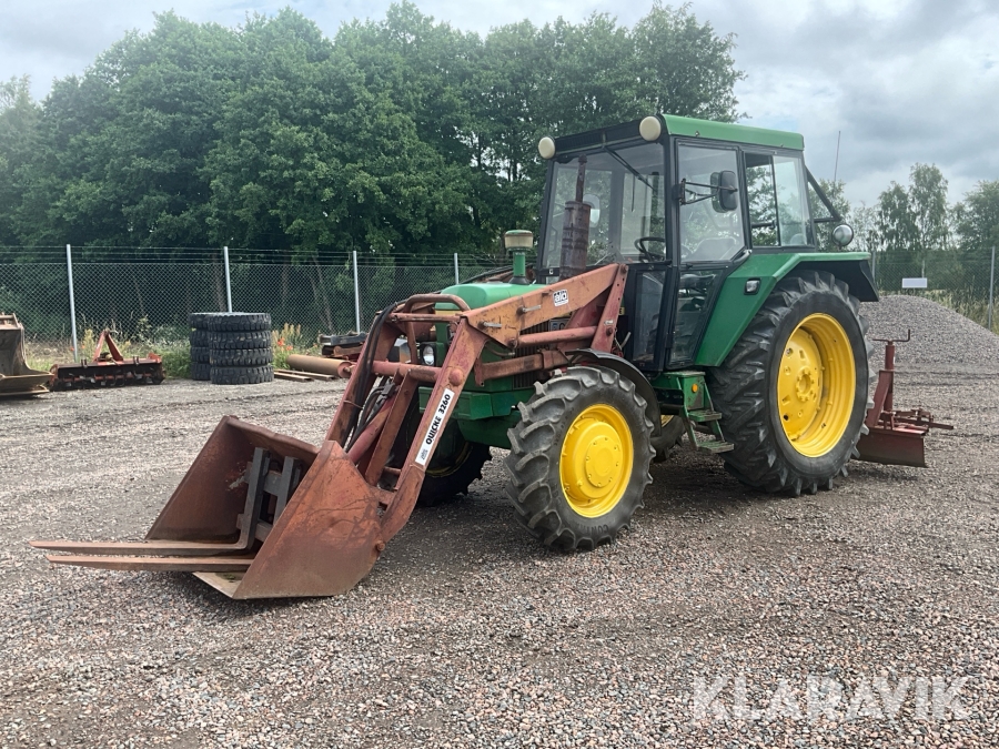 Traktor John Deere 2130 med lastare och ridbaneharv