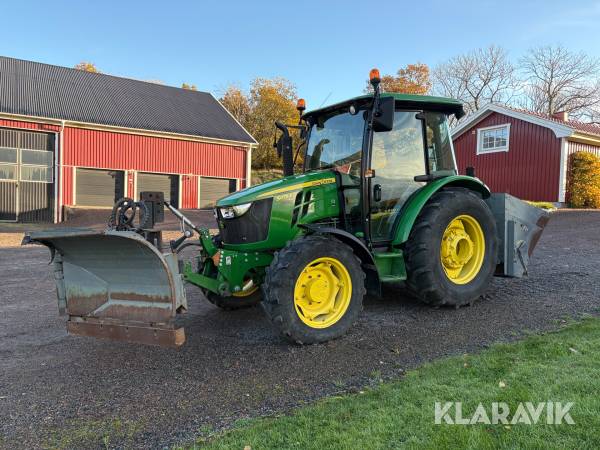 Traktor John Deere 5075 E med frontlastare, plog och sandspridare