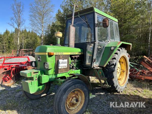 Traktor John Deere 2030 med dubbelmontage