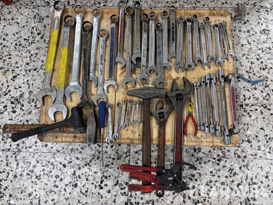 Diverse handverktyg av blandade fabrikat