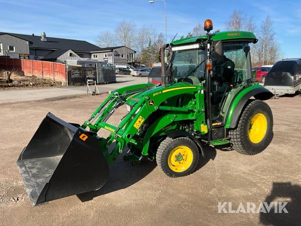 Traktor John Deere 3045R med sandupptagare, lastare och redskap