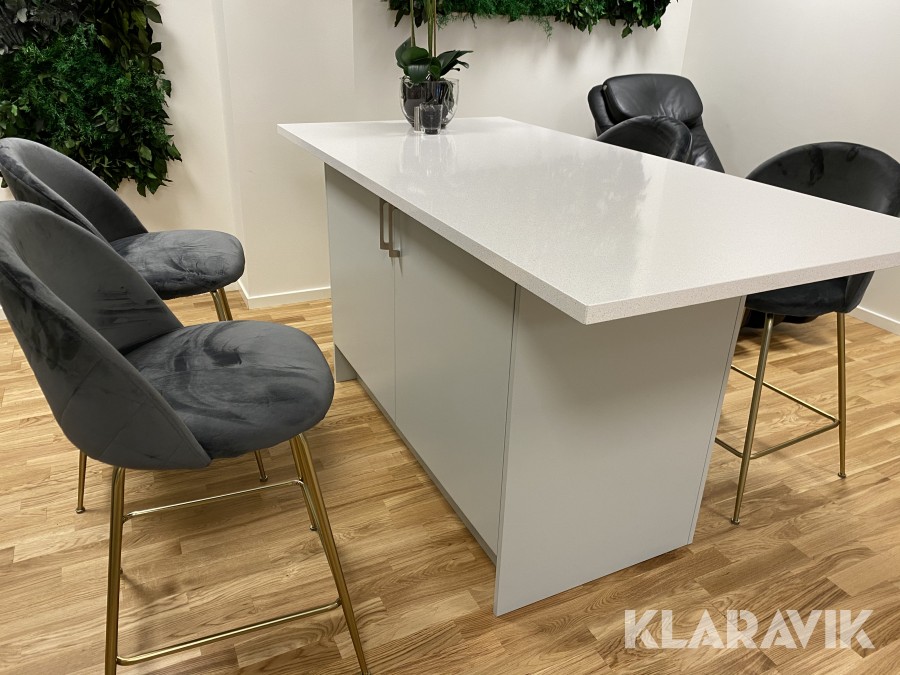 Köksö med 4 barstolar