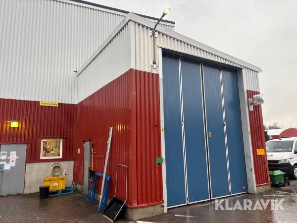 Plåthall med port