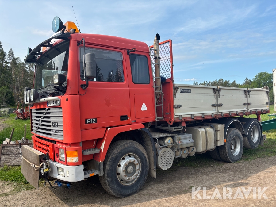 Lastbil / veteranlastbil Volvo F12 med tippflak och plogutrustning